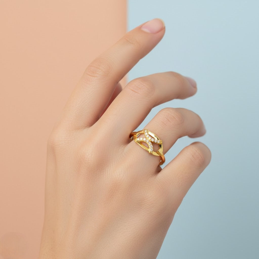 Elegant Twist Curve Sparkle Design Diamond Gold Ring