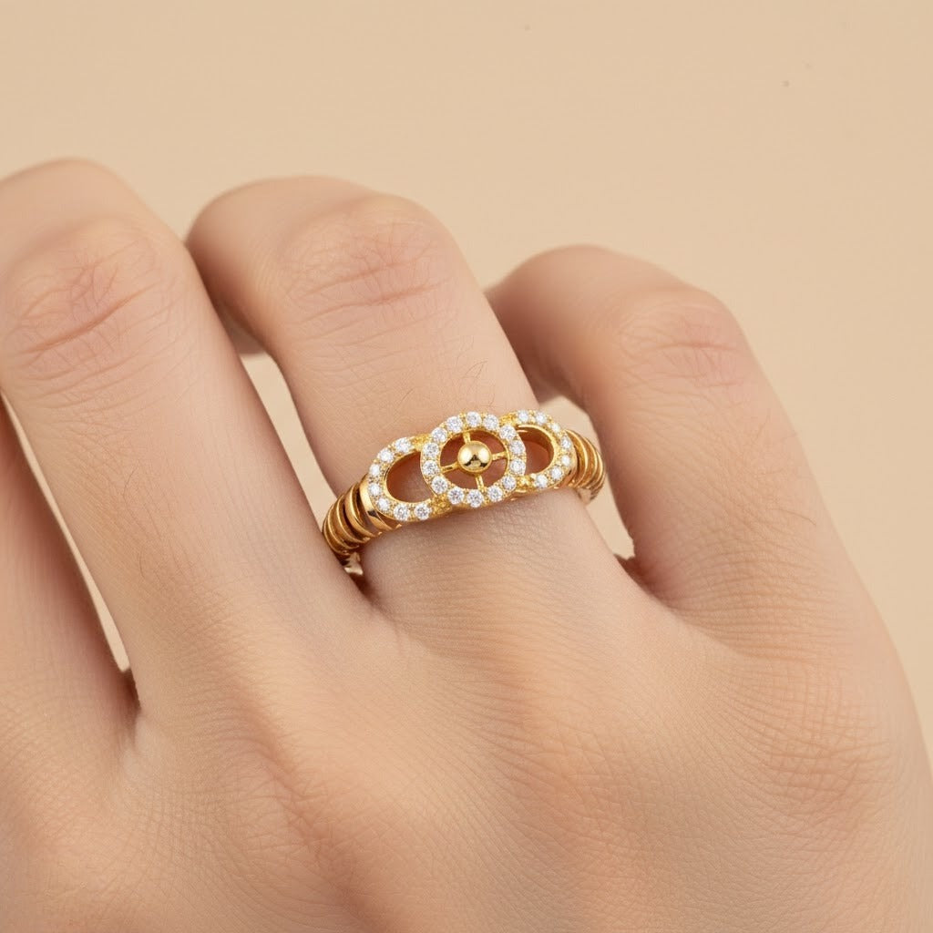 Classic Oval Motif Center Diamond Gold Ring