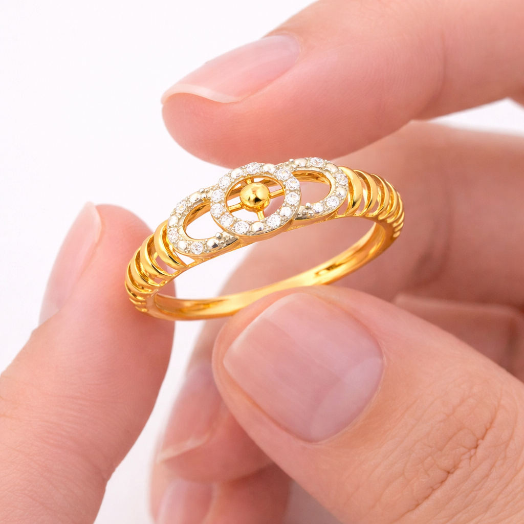 Classic Oval Motif Center Diamond Gold Ring