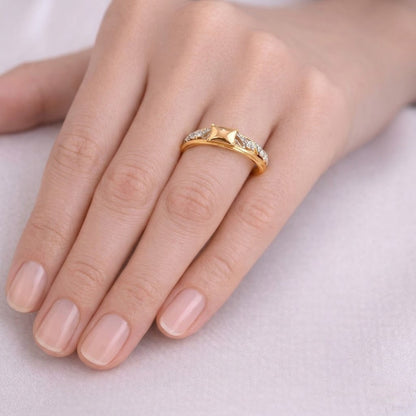Vintage lattice princess diamond gold ring