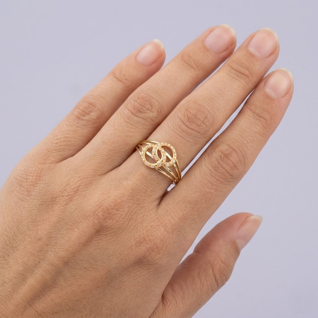 Interlinked Oval Floral Sparkle Design Diamond Gold Ring