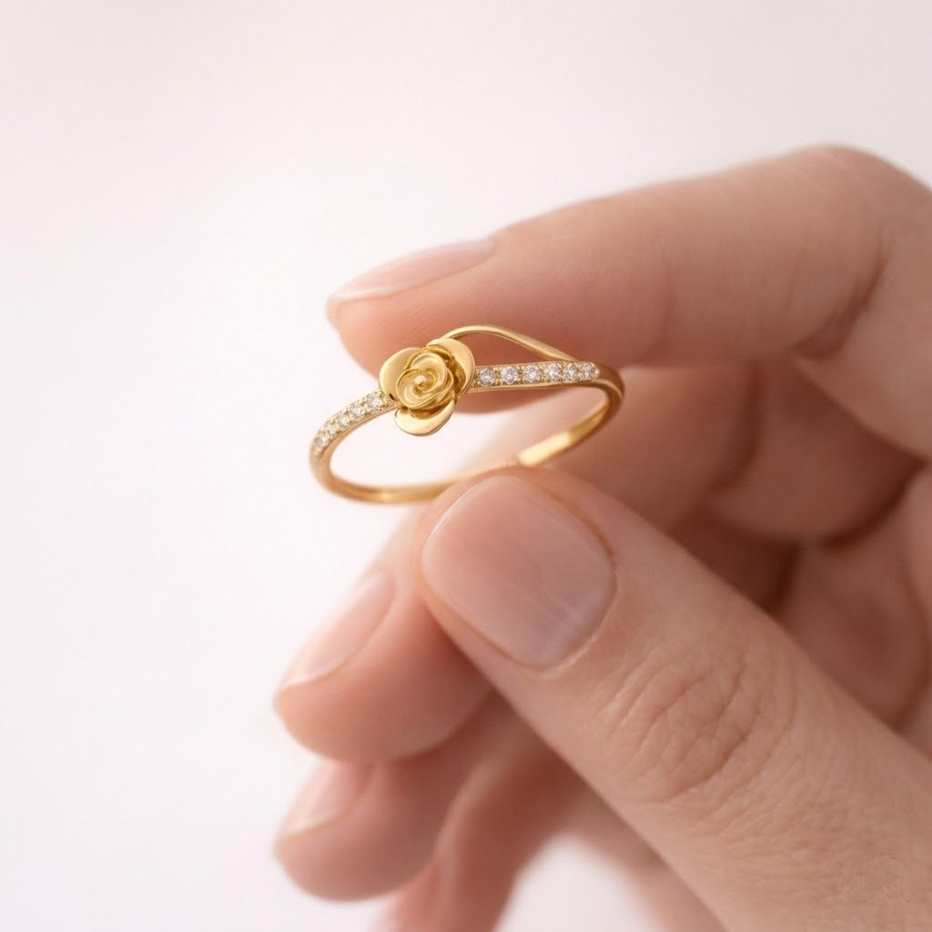 Elegant Floral Sparkle Design Diamond Gold Ring