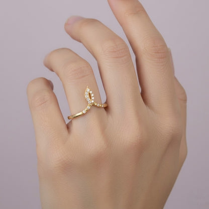 Graceful Leaf Curve Sparkle Diamond Gold Ring
