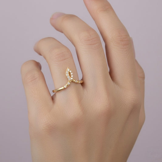 Graceful Leaf Curve Sparkle Diamond Gold Ring