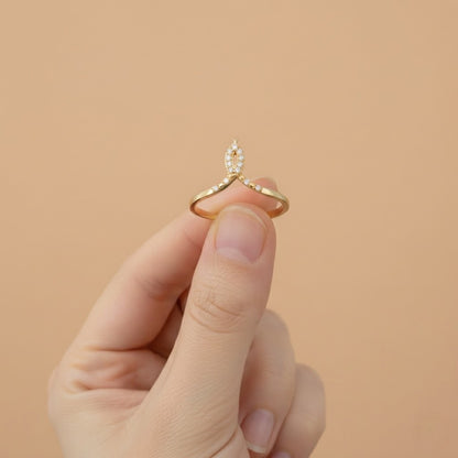Graceful Leaf Curve Sparkle Diamond Gold Ring