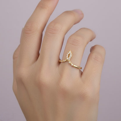 Graceful Leaf Curve Sparkle Diamond Gold Ring