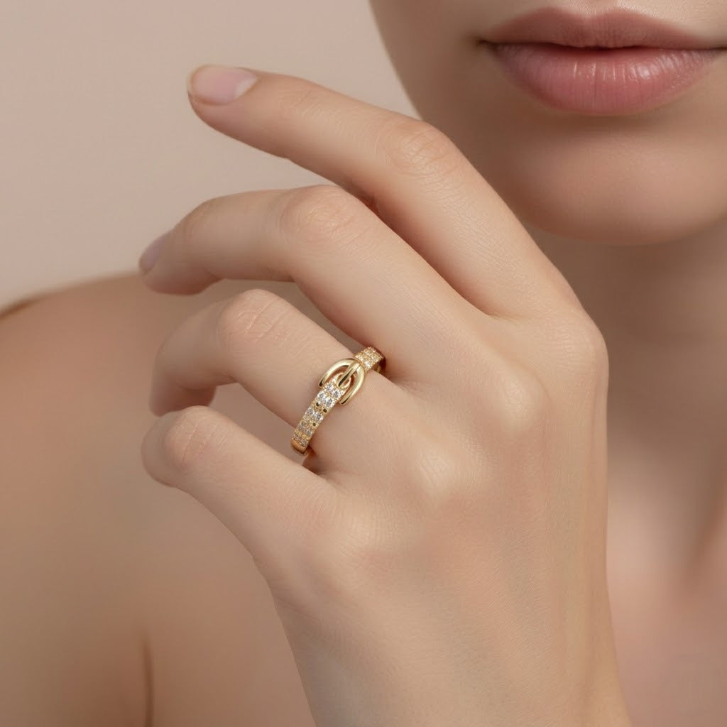 Bold Clasp Center Sparkle Design Diamond Gold Ring