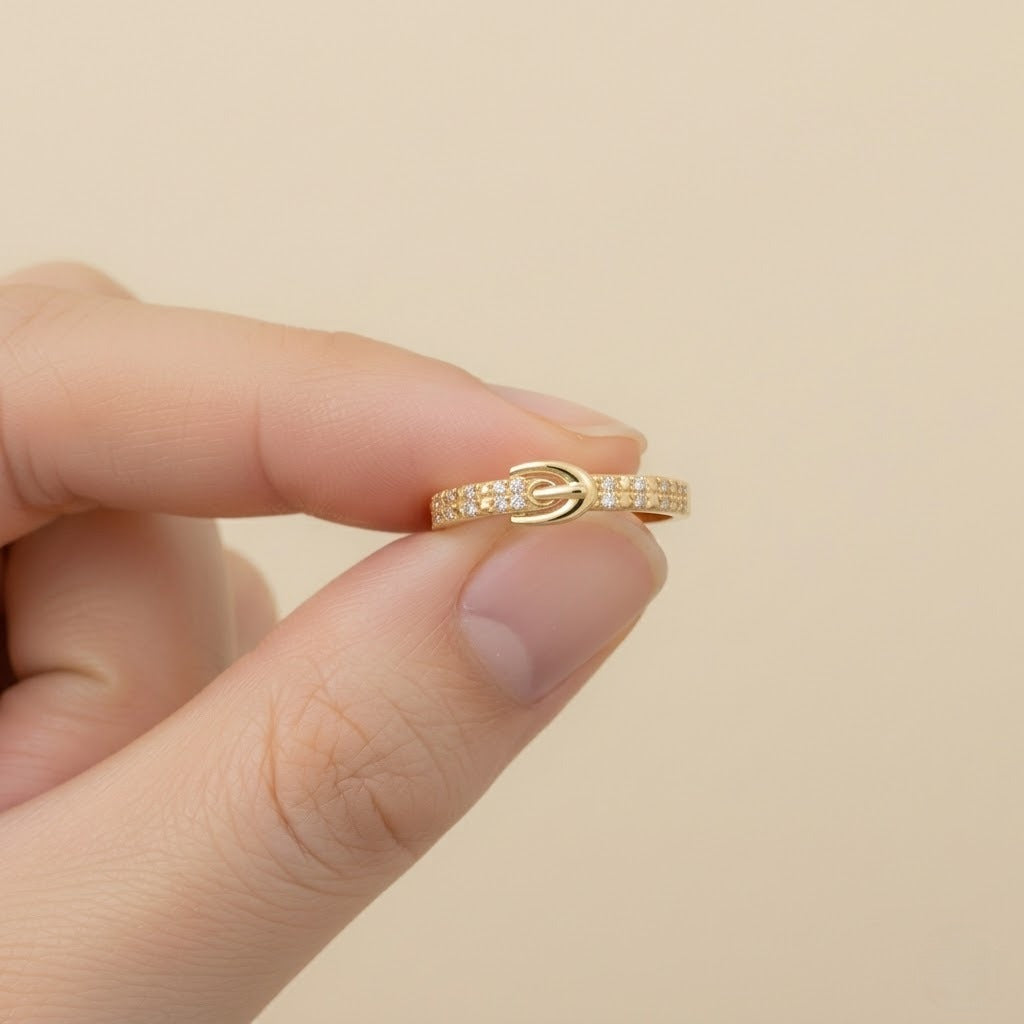 Bold Clasp Center Sparkle Design Diamond Gold Ring