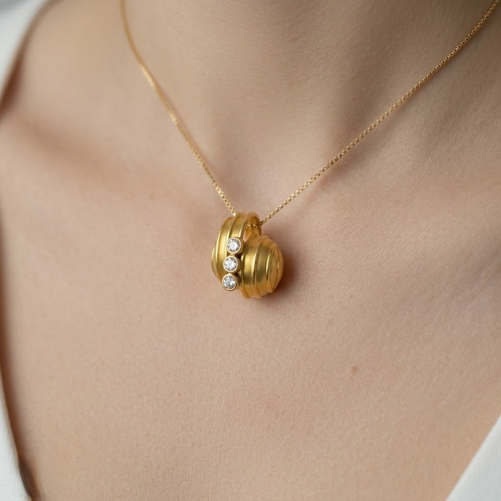 Elegant Wave-Inspired diamond gold pendant