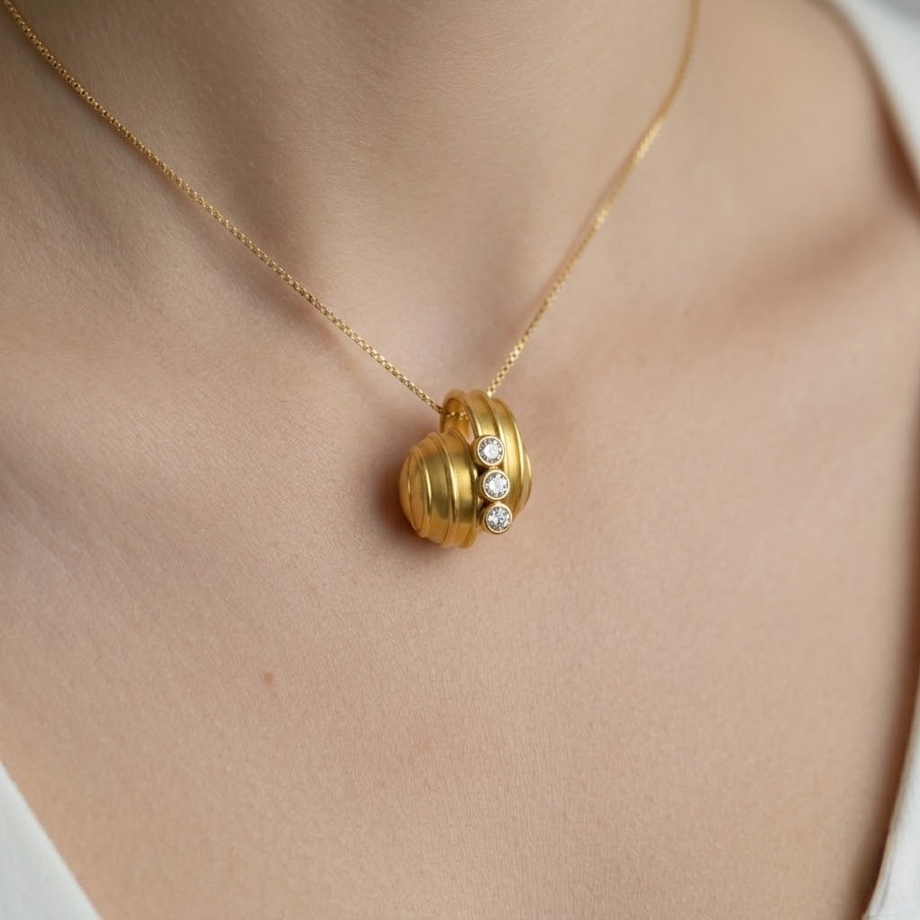 Elegant Wave-Inspired diamond gold pendant