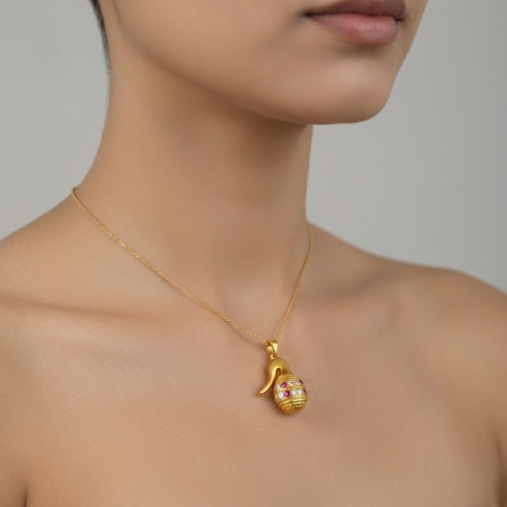 Elegant Traditional Motif Design diamond gold pendant
