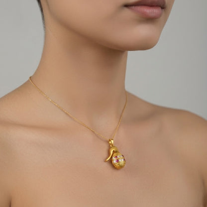 Elegant Traditional Motif Design diamond gold pendant