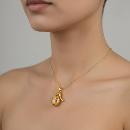 Elegant Traditional Motif Design diamond gold pendant