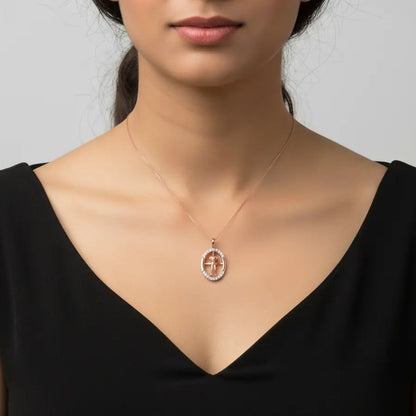 Oscar Pose Gold Pendant