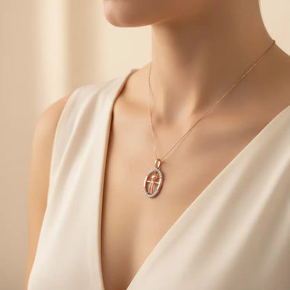 Oscar Pose Gold Pendant